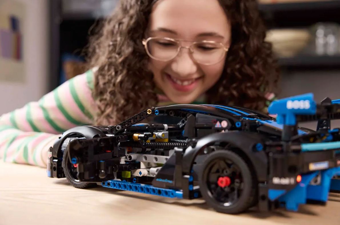 LEGO TECHNIC - LA VOITURE DE COURSE PORSCHE GT4 E-PERFORMANCE #42176