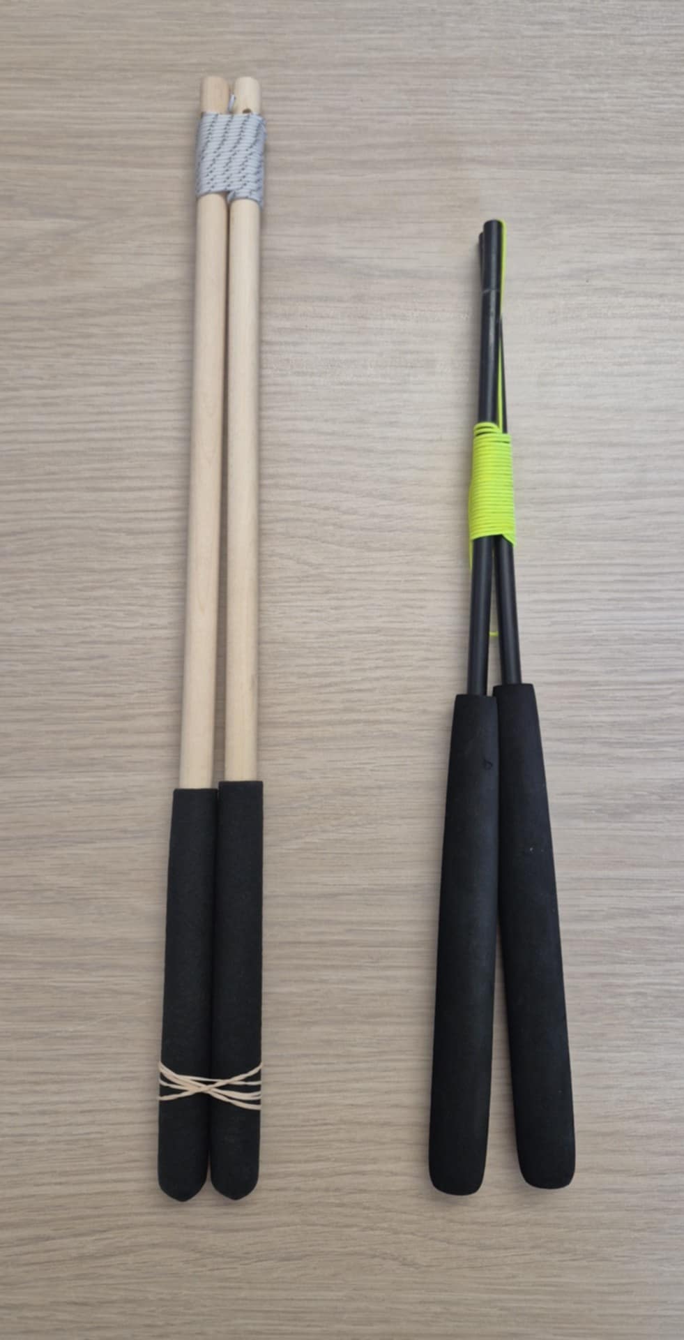 DIABOLO HANDSTICKS WOOD OR BLACK PLASTIC ASST