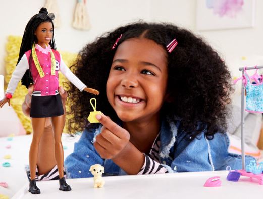 BARBIE - BROOKLYN - COFFRET DE JEU - POUPÉE COIFFEUSE ET 14 ACCESSOIRES