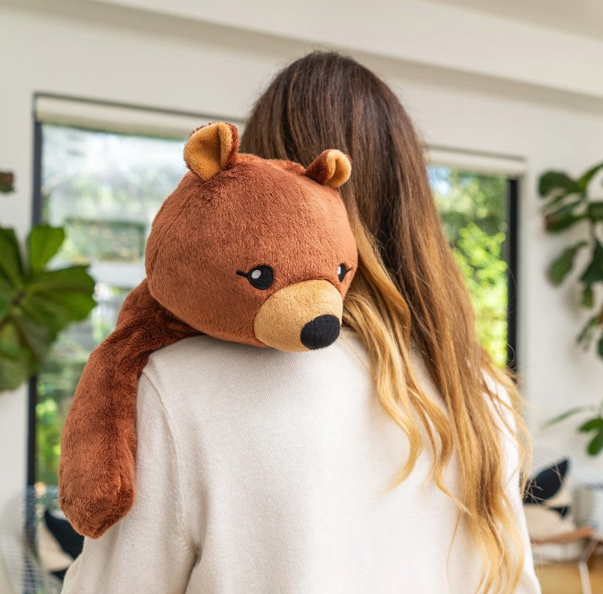 PELUCHE LESTÉE HUGIMALS - DARBY L'OURS 2 KG (4,5 LBS) PELUCHE LOURDE