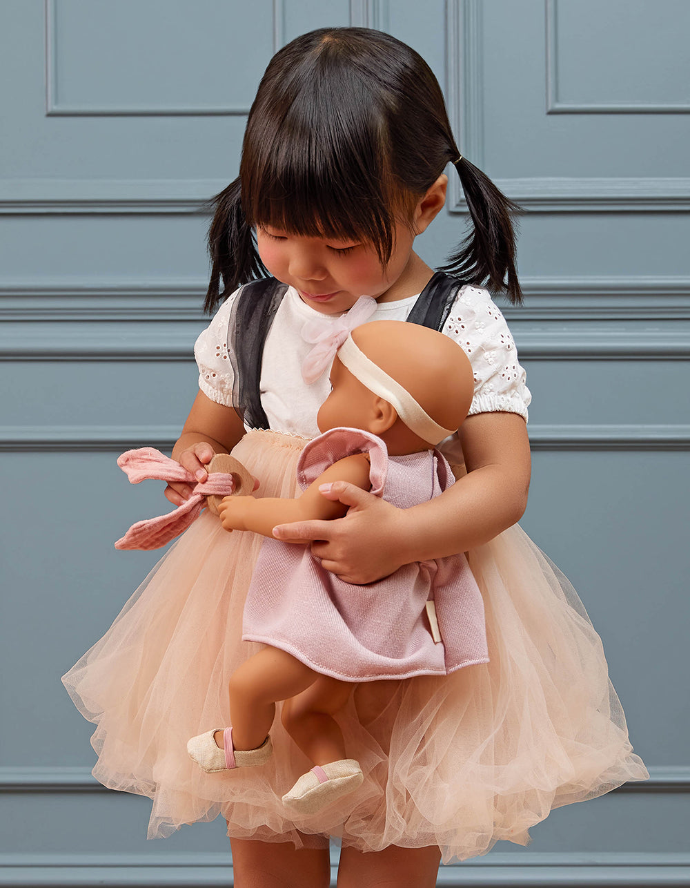 LULLABABY - ENSEMBLE ROBE ROSE AVEC SOULIERS POUR POUPÉE NOUVEAU-NÉE 35.5 CM