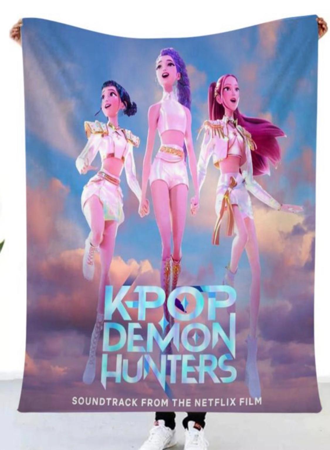 JETÉE KPOP DEMON HUNTERS AVEC FOND BLEU PÂLE (COUVERTURE) (LES GUERRIÈRES DE LA K-POP) 4 PIEDS X 5 PIEDS