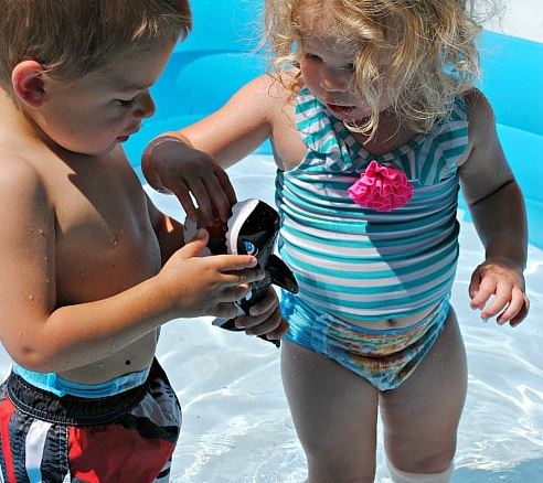 SWIMWAYS - AVALE LES POISSONS (GOBBLE GOBBLE GUPPIES)