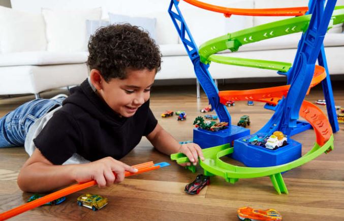 HOT WHEELS - SPIRAL SPEED CRASH RACE TRACK WITH MOTORIZED BOOSTER