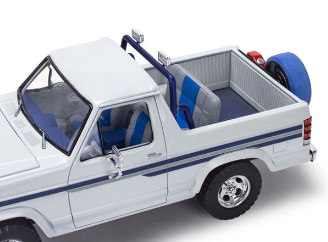 MODÈLE À COLLER - FORD BRONCO 1980 AVEC BATEAU ET REMORQUE (PÊCHE À LA LIGNE) 1:24 NIVEAU 5