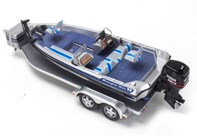 MODÈLE À COLLER - FORD BRONCO 1980 AVEC BATEAU ET REMORQUE (PÊCHE À LA LIGNE) 1:24 NIVEAU 5
